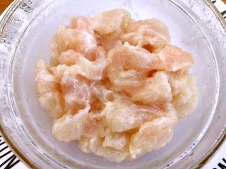 9、家常水煮鱼,用手抓匀，研制20分钟