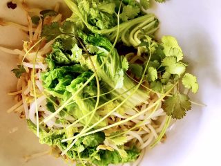 11、家常水煮鱼,依次把豆芽，白菜，藕片煮熟，捞近一大碗里备用