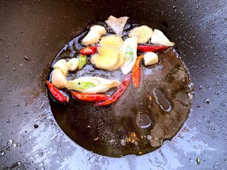 15、家常水煮鱼,放入红辣椒