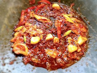 17、家常水煮鱼,煸炒出红油