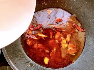 18、家常水煮鱼,加入一碗清水