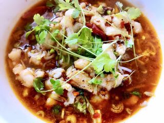 23、家常水煮鱼,最后把锅里鱼汤浇上去