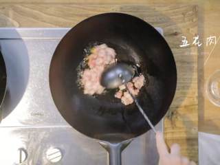 3、过油肉配酱焖鱼头,1-3热锅,倒适量花生油、肉碎翻炒,倒入适量的八角、香菇、蚕豆翻炒