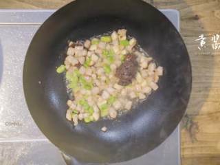 4、过油肉配酱焖鱼头,1-4倒入适量黄酱、醋、生抽翻炒