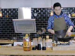 5、过油肉配酱焖鱼头,1-5依次倒入适量啤酒、黄酒、老抽、糖、水