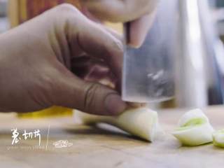 6、过油肉配酱焖鱼头,1-6姜切片,葱切段儿,蒜压扁依次倒入锅内,将酱汁倒入鱼锅