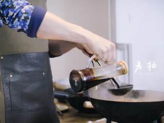 7、过油肉配酱焖鱼头,1-7倒入适量老抽后,大火收汁儿,用小葱、青蒜摆盘,捞出鱼头