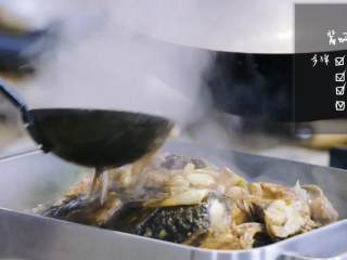 8、过油肉配酱焖鱼头,1-8将熬煮鱼头的汁儿浇到鱼头上,撒适量小葱末