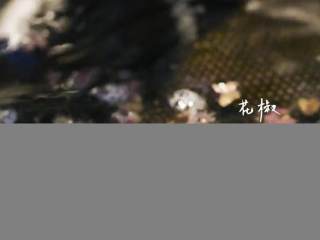 9、过油肉配酱焖鱼头,1-9热锅,倒入适量花生油、花椒,将花椒油倒在鱼头上