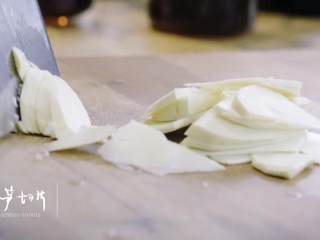 12、过油肉配酱焖鱼头,2-3冬笋切片备用,热锅,倒入适量花生油