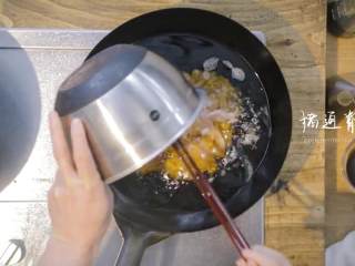 13、过油肉配酱焖鱼头,2-4将搅拌好的猪里脊倒入锅中翻搅,再倒入木耳、冬笋,翻搅后捞出备用