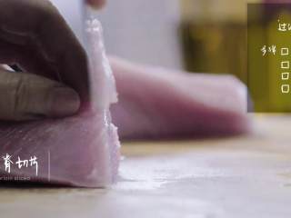 10、过油肉配酱焖鱼头,2-1猪里脊切片,依次将生粉、鸡蛋清、盐、黄酒倒入盆中搅拌均匀