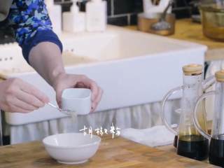 14、过油肉配酱焖鱼头,2-5依次倒入适量盐、糖、胡椒粉、生抽、生粉、香油、老抽搅拌均匀