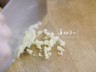 15、过油肉配酱焖鱼头,2-6姜、蒜切末,倒入后搅拌,再倒入适量生抽、生粉搅拌