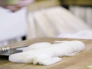 16、过油肉配酱焖鱼头,2-7葱切片,热锅倒入适量花生油,倒入葱段儿翻炒