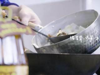 17、过油肉配酱焖鱼头,2-8再将木耳、冬笋和猪里脊依次倒入炒锅内翻炒,倒入已调好的酱汁,再倒入适量醋翻炒