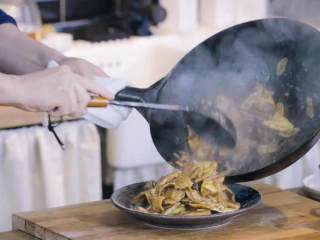 18、过油肉配酱焖鱼头,2-9捞出摆盘