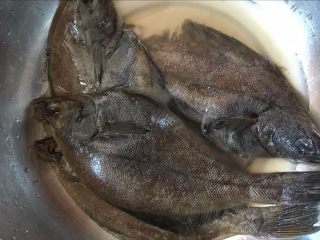 1、【红烧偏口鱼】富含蛋白质补充能量的高考餐,偏口鱼洗净