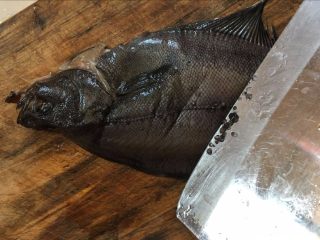 3、【红烧偏口鱼】富含蛋白质补充能量的高考餐,刮去鱼鳞