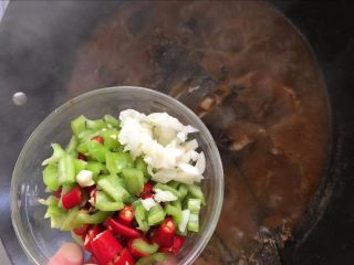 21、【红烧偏口鱼】富含蛋白质补充能量的高考餐,最后放青红椒末和蒜末