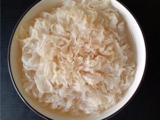 1、菠萝银耳糖水,银耳提前用清水泡发;