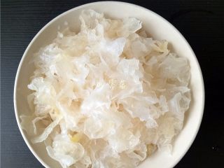 2、菠萝银耳糖水,银耳洗净后去蒂,撕碎;