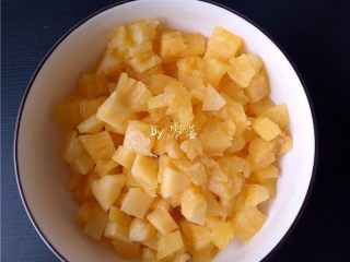 4、菠萝银耳糖水,菠萝切丁,中间的硬心不用去掉;