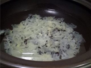 8、菠萝银耳糖水,加入足够的清水;