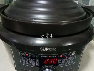 9、菠萝银耳糖水,上盖,接通电源,启动“煲汤”程序;