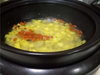 11、菠萝银耳糖水,时间剩余5分钟时,放入洗净并挤干水分的枸杞;