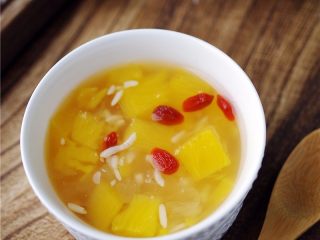 13、菠萝银耳糖水,程序结束后,将【菠萝银耳糖水】盛出,即可食用。