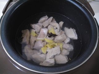 4、自制肉松（面包机版）,肉块用清水洗干净