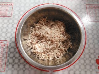 7、自制肉松（面包机版）,肉块用保鲜袋装起来，用擀面杖擀松