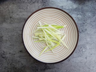 4、清蒸金昌鱼,葱切丝