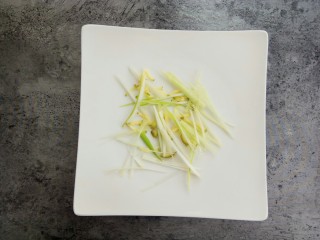 5、清蒸金昌鱼,找一个比金昌鱼大的盘子，底部铺上姜丝和葱丝