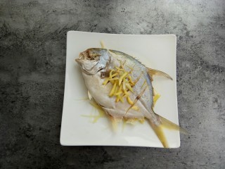 12、清蒸金昌鱼,将蒸鱼豉油和温开水水兑一下，2勺蒸鱼豉油，2温开水勺水