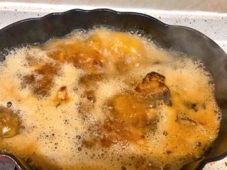 3、简易版炖排骨（懒人排骨）,倒入开水，我家喜欢有汤汁的排骨，所以我水放的多。