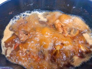 5、简易版炖排骨（懒人排骨）,最后汤汁还剩三分之一关火，捞出排骨就可以吃啦。剩下的汤汁别扔，留着早上煮面条可香啦！