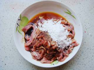 1、青椒炒肉片,肉片里加入玉米淀粉、生抽、盐、料酒。