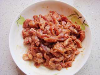 2、青椒炒肉片,搅拌均匀腌制十多分钟入味。
