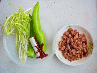 3、青椒炒肉片,青椒、蒜黄、葱、干辣椒备用。