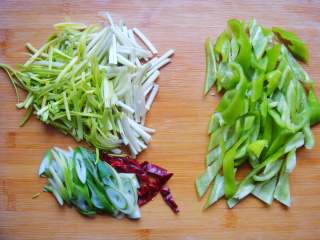 4、青椒炒肉片,蒜黄、辣椒、葱切小段，青椒切片。