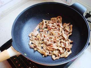 5、青椒炒肉片,倒炒锅里倒入适量食用油，油热后倒入腌制好的肉片翻炒变色。