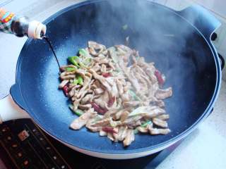8、青椒炒肉片,加入生抽翻炒。