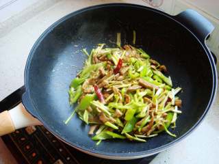 11、青椒炒肉片,炒至断生即可出锅。