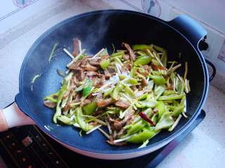 10、青椒炒肉片,加入盐翻炒均匀。