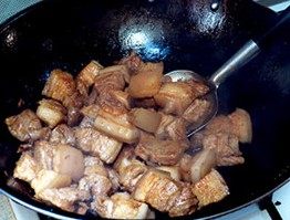 11、虎皮鹌鹑蛋红烧肉,下肉翻炒