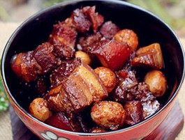 14、虎皮鹌鹑蛋红烧肉,继续闷煮一会,转开大火收汁;出锅装盘即可(最好煮一个小时以上,肉才会肥而不腻。入口即化)