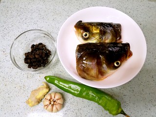 1、蒜香豆豉蒸鱼头,准备好材料。