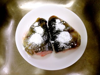 3、蒜香豆豉蒸鱼头,撒一点生粉,在表面抹匀,冲洗干净。